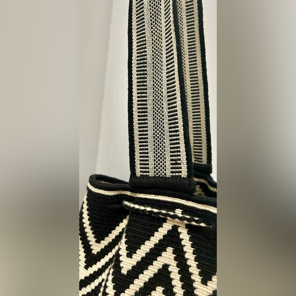 Elegant Black and Cream Chevron Crossbody Bag - Picture 5 of 12